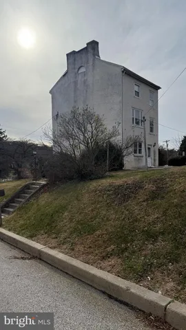 a view of a back yard