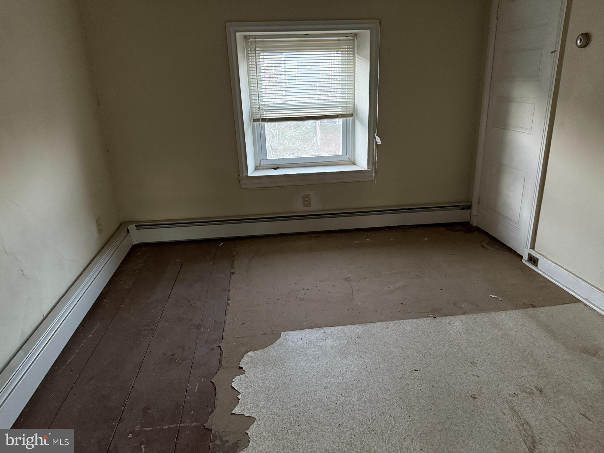 281 Matsonford Road Conshohocken, PA 19428 - Photo 7 of 16 an empty room with a window