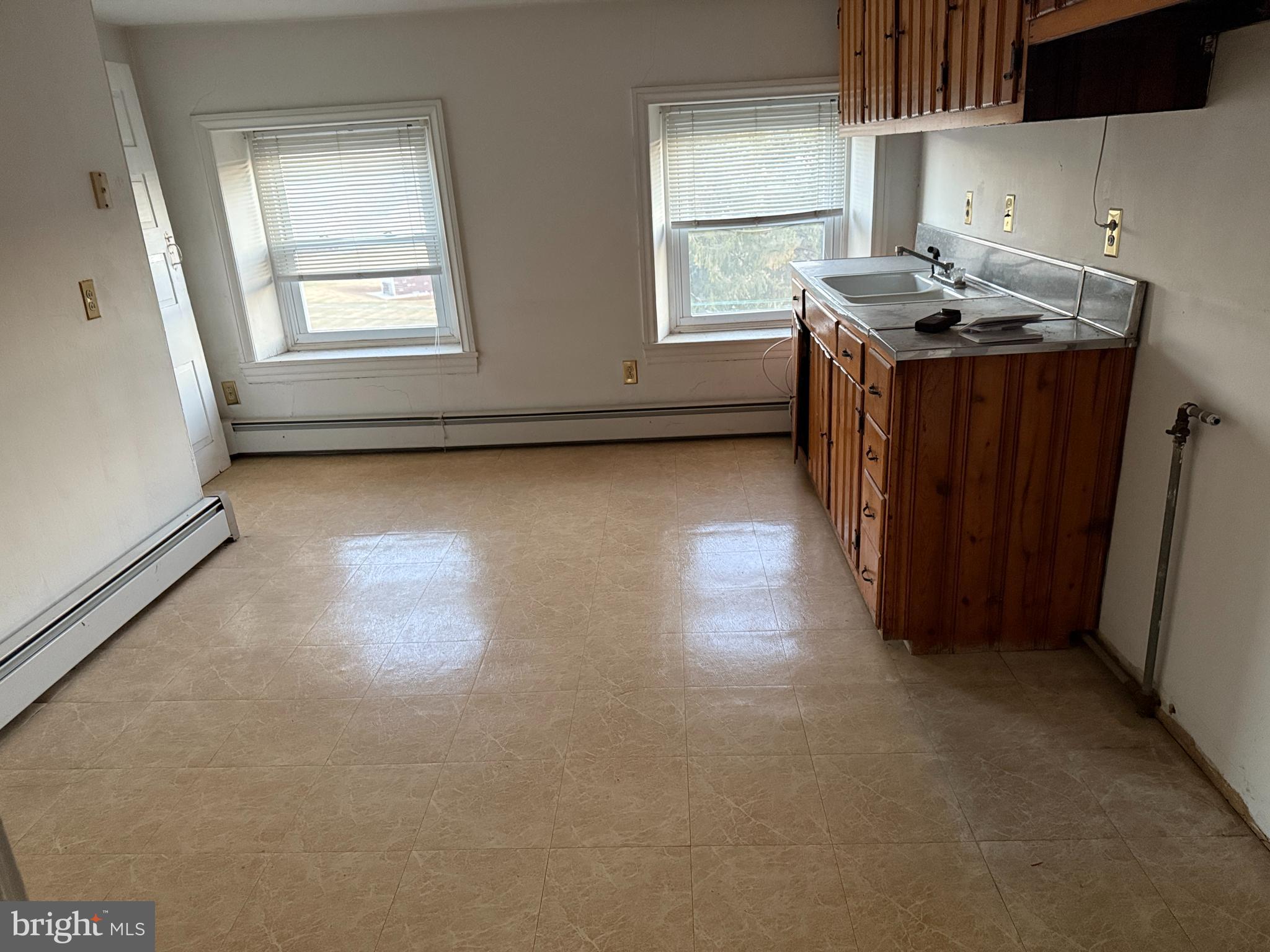 281 Matsonford Road Conshohocken, PA 19428 - Photo 8 of 16 an empty room with a window