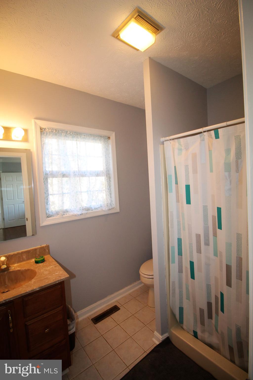 301 Huntersridge Road Winchester, VA 22602 - Photo 21 of 51 Front bedroom bathroom.