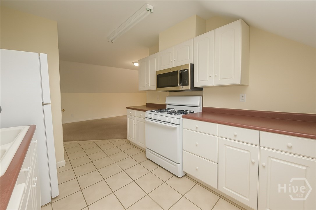 1315 B Bonaventure Road, Unit UPSTAIRS Savannah, GA 31404 - Photo 6 of 18