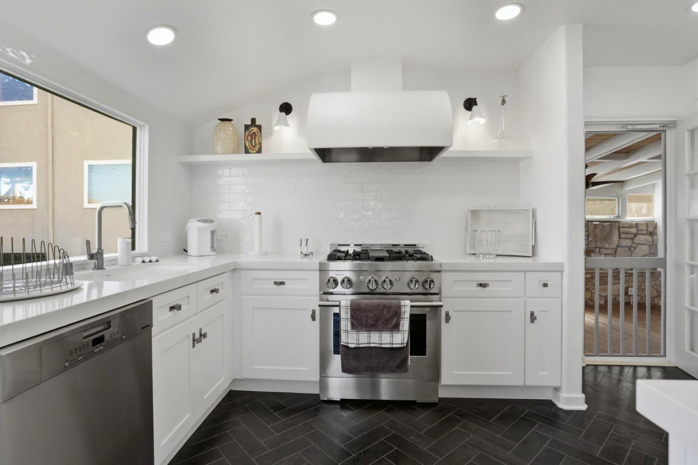 115 1st Street Pacific Grove, CA 93950 - Photo 11 of 31