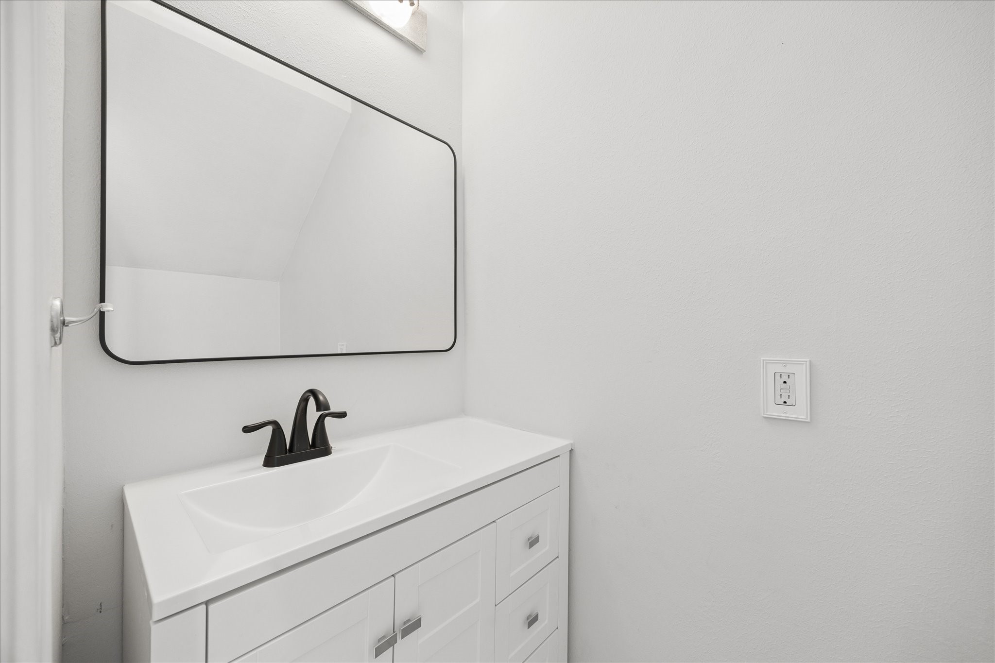 4315 Westheimer Road Houston, TX 77027 - Photo 14 of 15 Powder bath downstairs