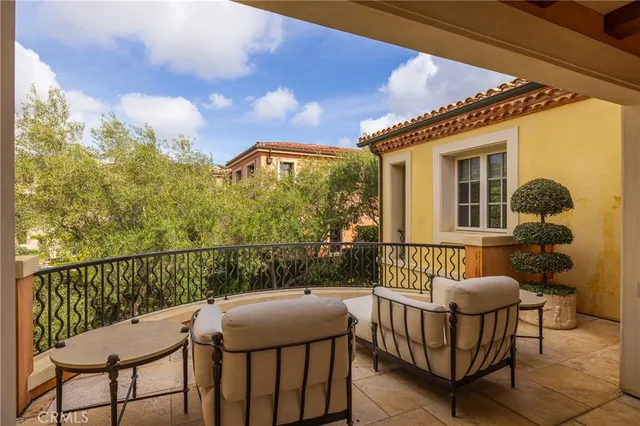 a view of a back yard