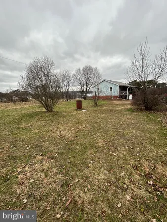 a view of big yard with a house