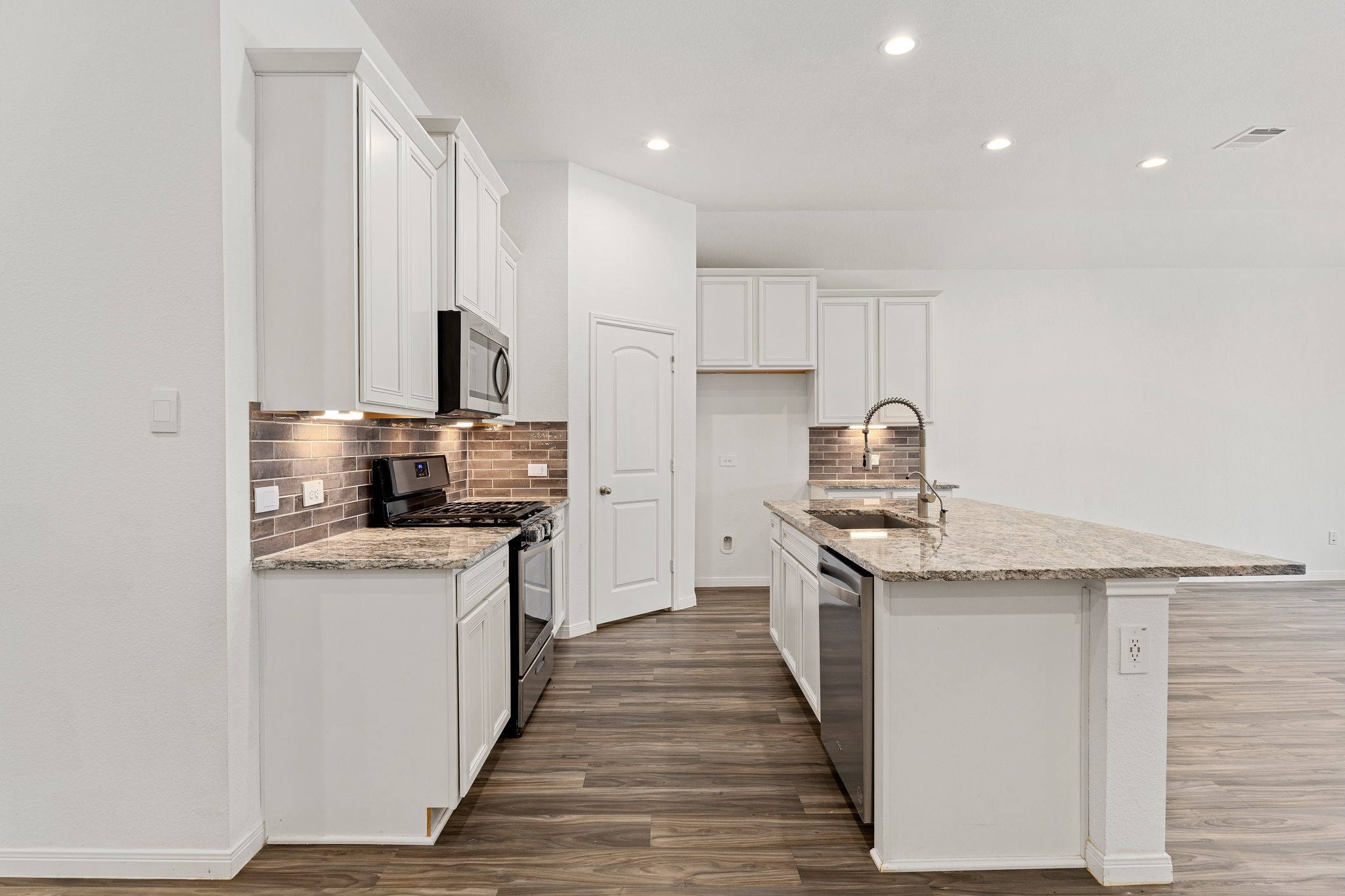 907 Youth Water Road Montgomery, TX 77316 - Photo 9 of 31