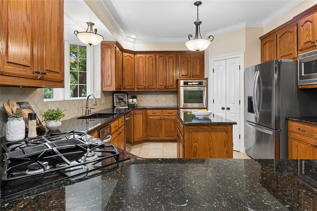 41 Oak Forrest Circle Denton, TX 76210 - Photo 7 of 29 Bright large kitchen with granite counter tops