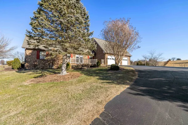 a view of a yard with a house