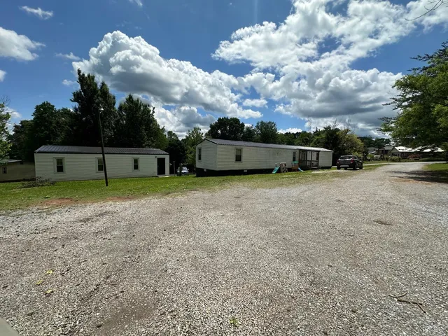 a view of a backyard