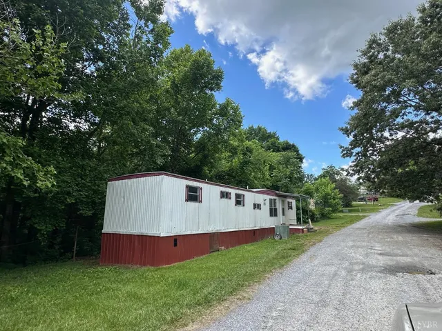 a view of a house with backyard and garden