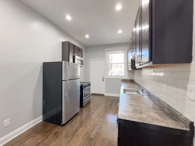 $2,900 | 906 West Montrose Avenue, Unit 2, Chicago, IL 60613