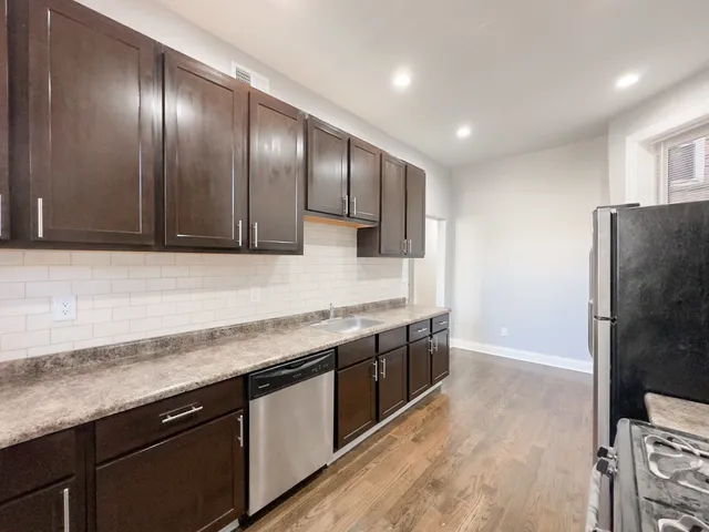 $2,900 | 906 West Montrose Avenue, Unit 2, Chicago, IL 60613