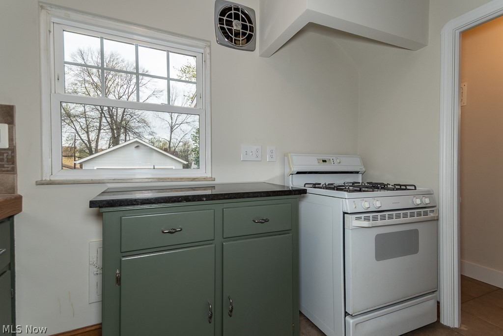1060 Woodview Road Cleveland, OH 44121 - Photo 8 of 28