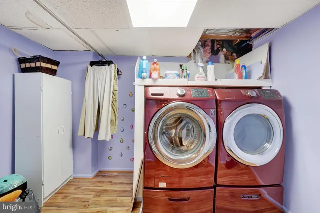 a view of a bedroom with washer and dryer