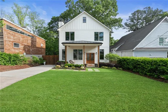 a view of a house with backyard and garden
