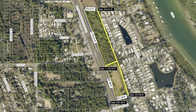 a bathroom with a toilet and a shower curtain