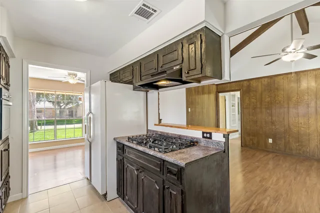 a kitchen that has a lot of cabinets in it
