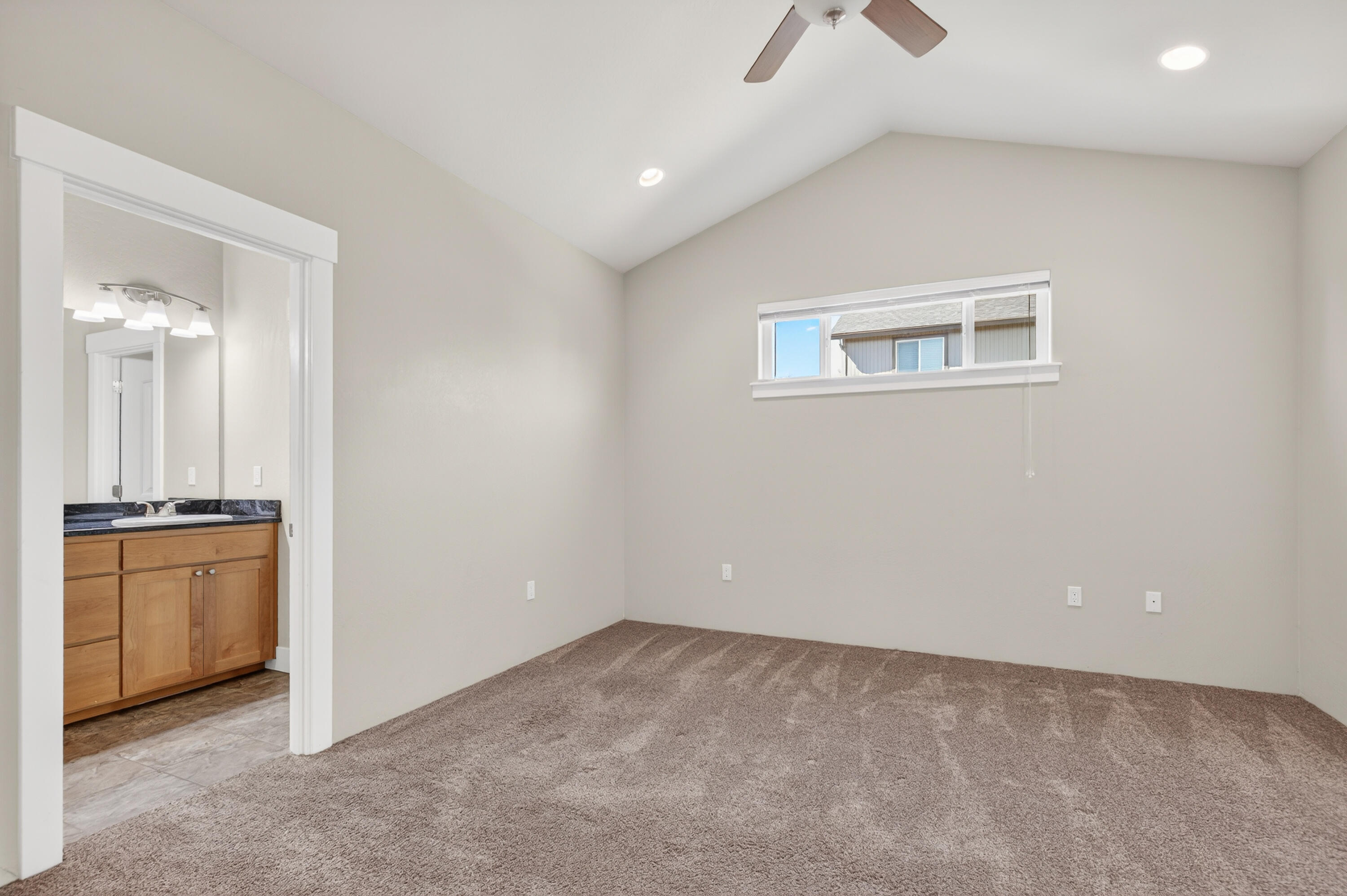 989 Pendleton Drive Medford, OR 97501 - Photo 11 of 26 18-18