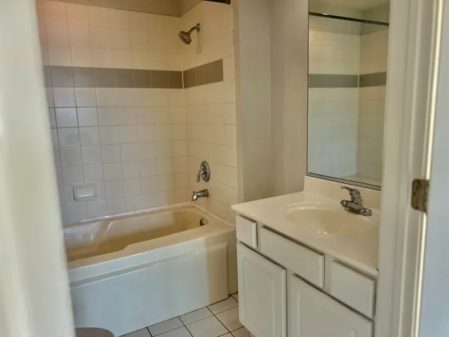 $2,000 | 31 Foxcroft Road, Unit 207, Naperville, IL 60565