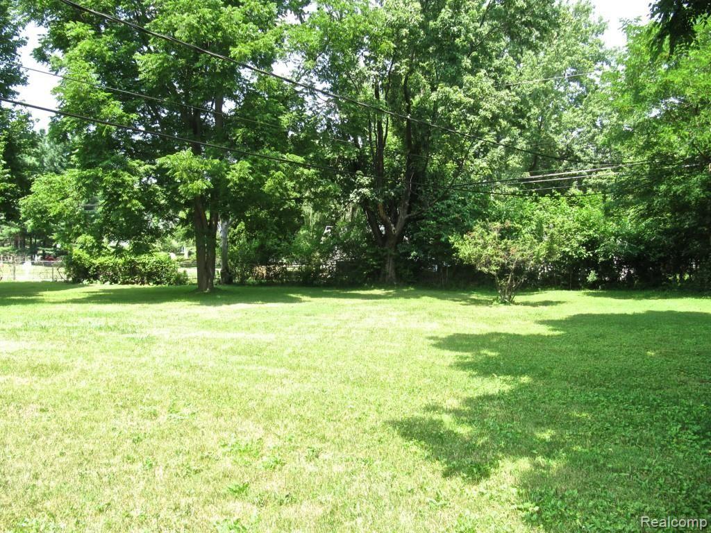 265 East Gunn Road Rochester, MI 48306 - Photo 6 of 28 Large Backyard