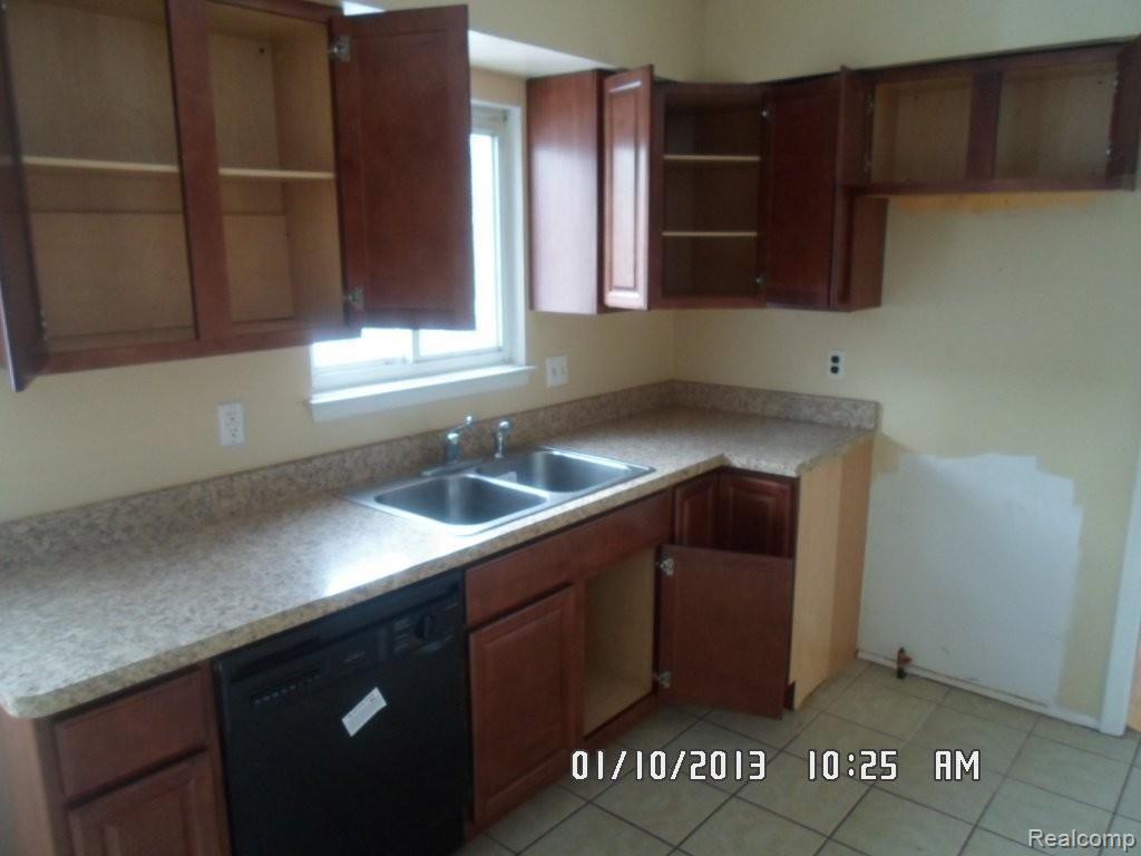 1933 Devonshire Road Bloomfield Hills, MI 48302 - Photo 6 of 14 036.JPG