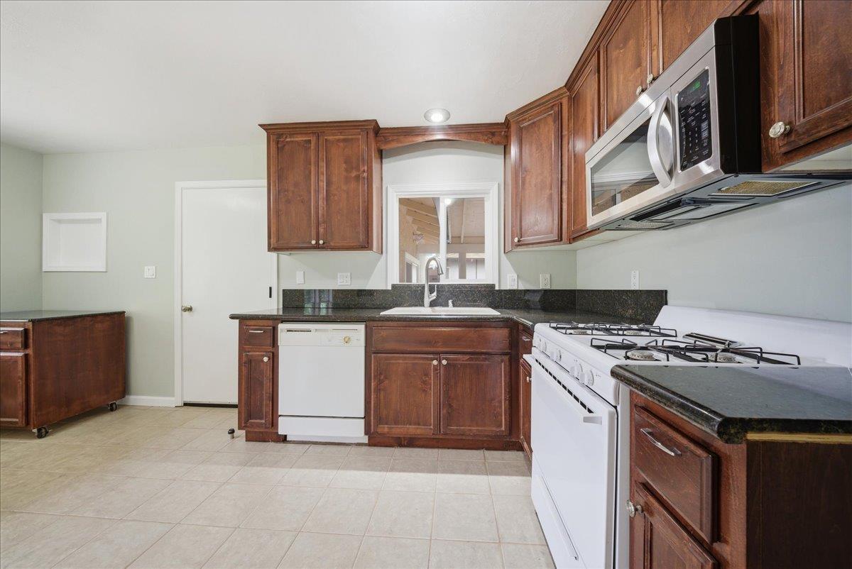 2509 Ganzan Way Rancho Cordova, CA 95670 - Photo 12 of 33 a kitchen with stainless steel appliances granite countertop a stove and a sink