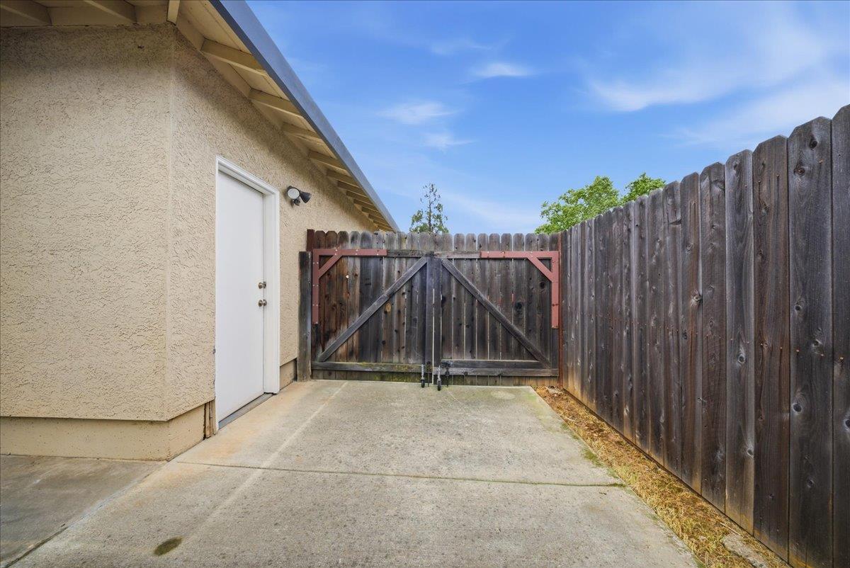 2509 Ganzan Way Rancho Cordova, CA 95670 - Photo 18 of 33 a view of outdoor space with wooden fence