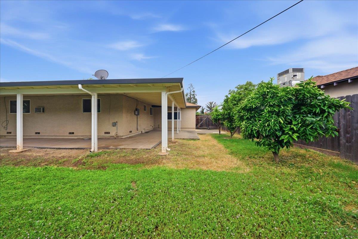 2509 Ganzan Way Rancho Cordova, CA 95670 - Photo 25 of 33 a view of a backyard with a large tree