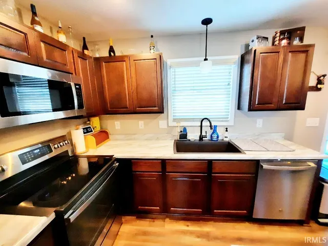 $359,900 | 1817 North Lake Forest Drive, Yorktown, IN 47396