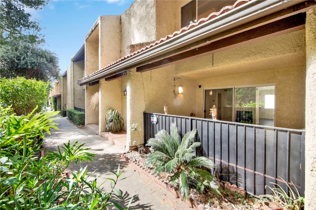 9745 Vía Roma Burbank, CA 91504 - Photo 2 of 18 Gallery Image 2