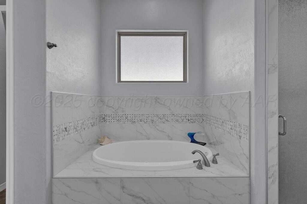 10855 Travis Lane Dumas, TX 79029 - Photo 21 of 40 primary bath