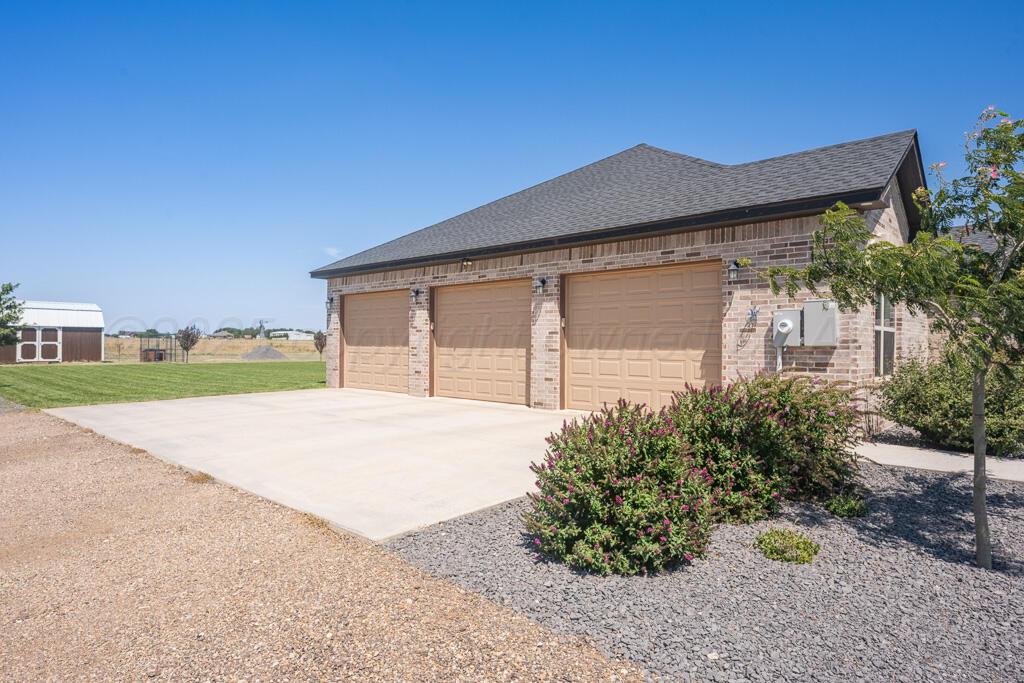 10855 Travis Lane Dumas, TX 79029 - Photo 38 of 40 driveway
