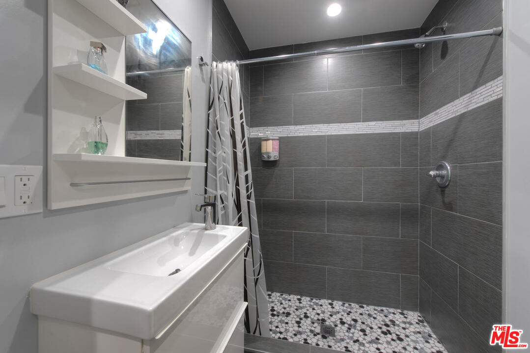 7733 Rhea Avenue Reseda, CA 91335 - Photo 11 of 15 Gallery Image 11
