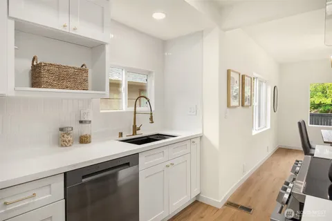 $850,000 | 5040 35th Avenue Southwest, Seattle, WA 98126