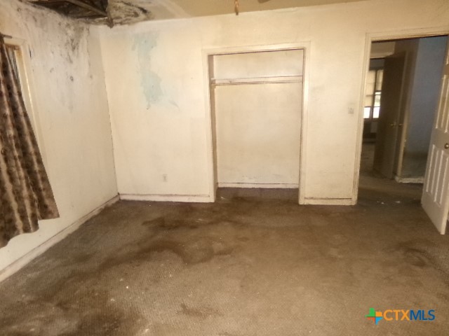 218 Cheeves Avenue Port Lavaca, TX 77979 - Photo 11 of 25 an empty room with a door