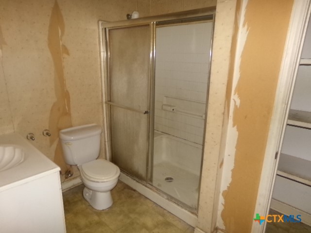 218 Cheeves Avenue Port Lavaca, TX 77979 - Photo 12 of 25 a bathroom with a shower and a toilet