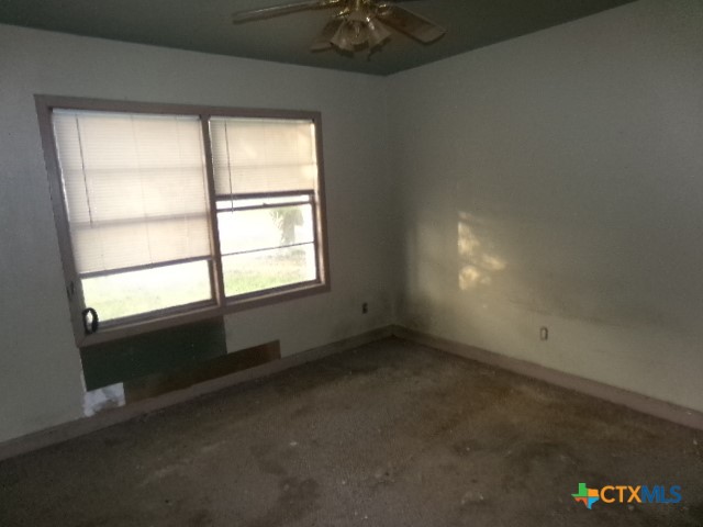 218 Cheeves Avenue Port Lavaca, TX 77979 - Photo 13 of 25 an empty room with a window