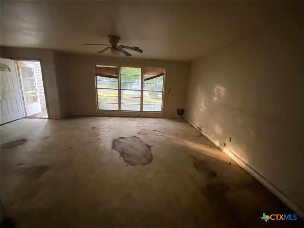 218 Cheeves Avenue Port Lavaca, TX 77979 - Photo 18 of 25 a view of an empty room with a window