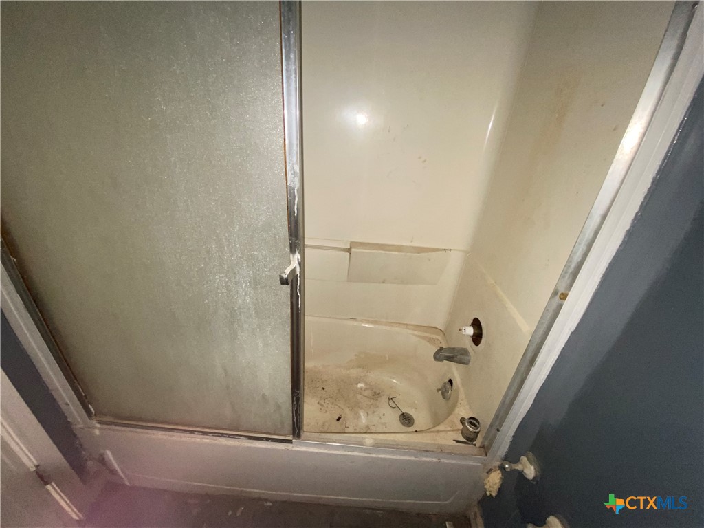 218 Cheeves Avenue Port Lavaca, TX 77979 - Photo 21 of 25 a bathroom with a bathtub