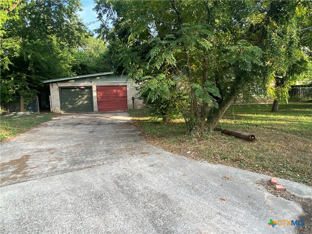 218 Cheeves Avenue Port Lavaca, TX 77979 - Photo 3 of 25 a house with trees in front of it