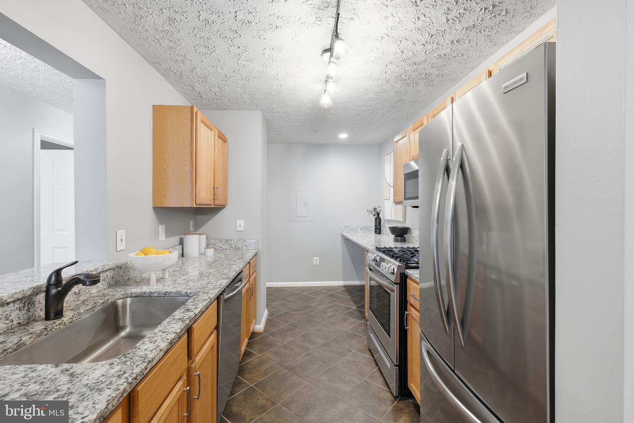 2054 Quaker Way, Unit 9 Annapolis, MD 21401 - Photo 9 of 29 Stainless steel appliances & abundant cabinetry