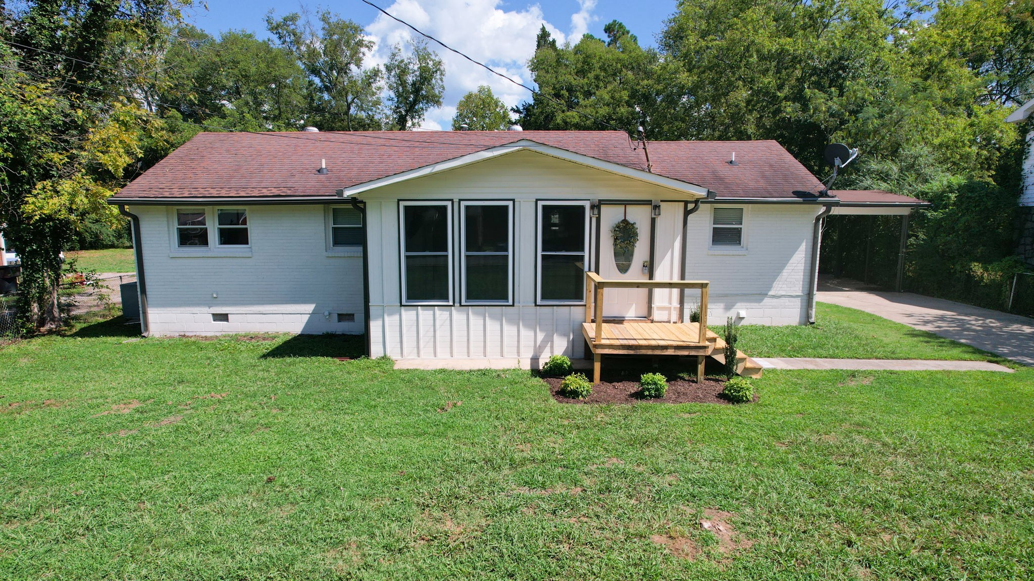 1007 Hunt Street Murfreesboro, TN 37130 - Photo 2 of 58 a front view of a house with a garden