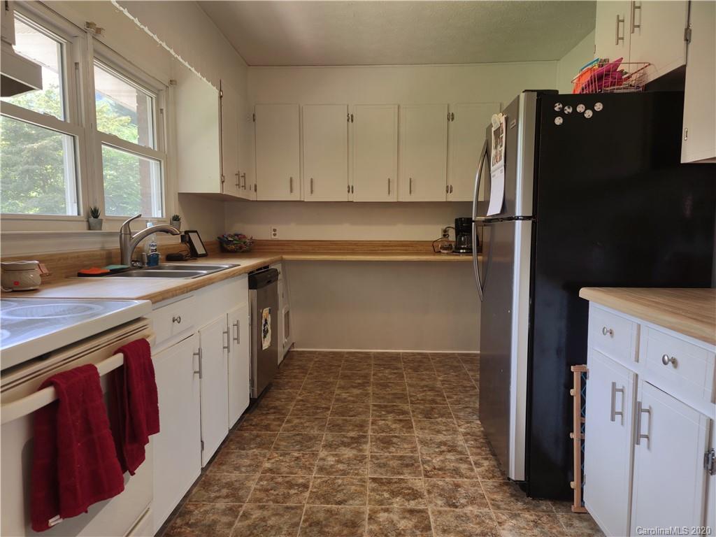 152 Willis Hill Road Canton, NC 28716 - Photo 10 of 34 a kitchen with a sink stove and refrigerator