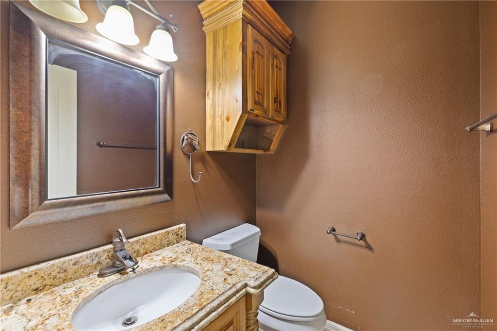 22209 Uresti Road Edinburg, TX 78542 - Photo 26 of 38 a bathroom with a sink and a mirror