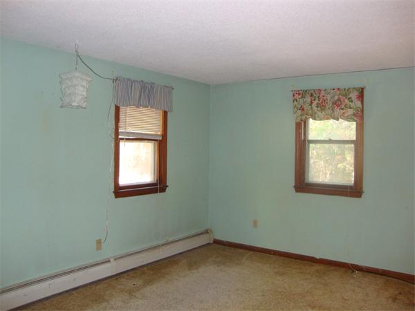 118 High Street Rochester, MA 02770 - Photo 6 of 13 an empty room with a window
