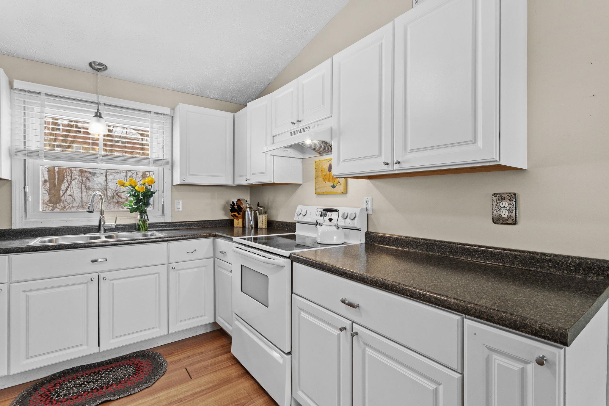 883 Mammoth Road, Unit 503 Manchester, NH 03104 - Photo 16 of 31