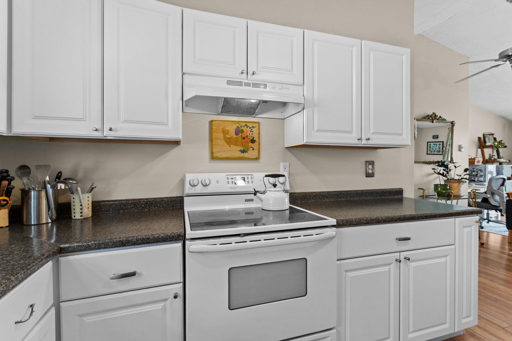 883 Mammoth Road, Unit 503 Manchester, NH 03104 - Photo 18 of 31