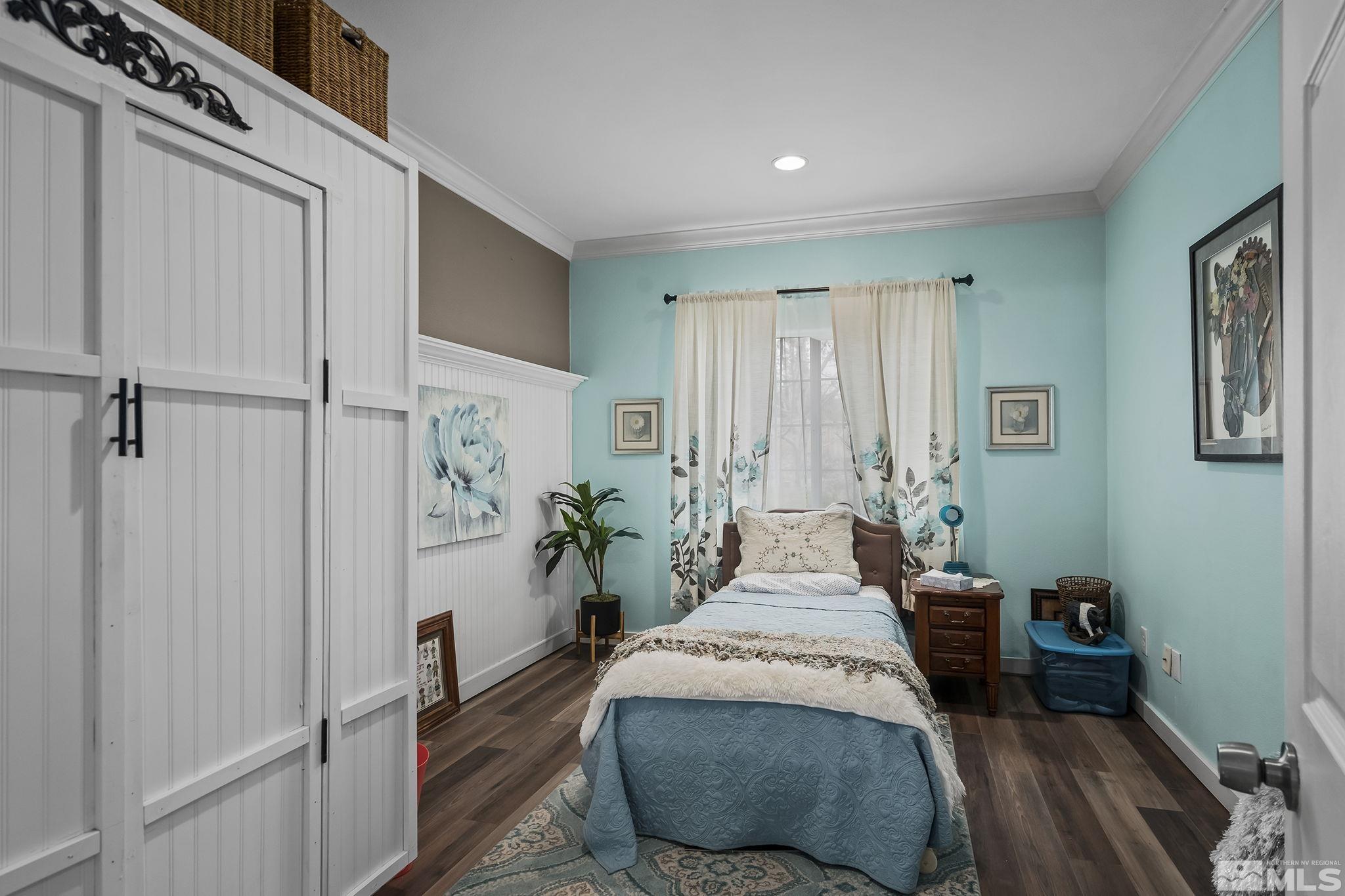 7615 Crest Bluff Drive Reno, NV 89506 - Photo 20 of 32 a spacious bedroom with a bed and a window