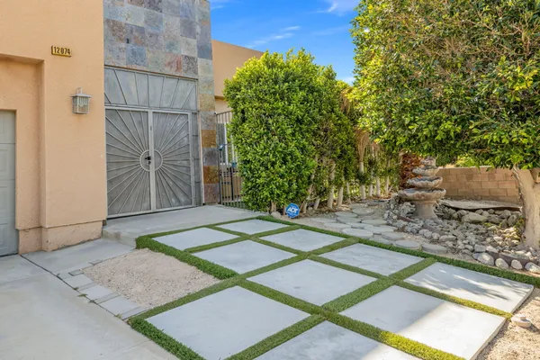 a view of a backyard
