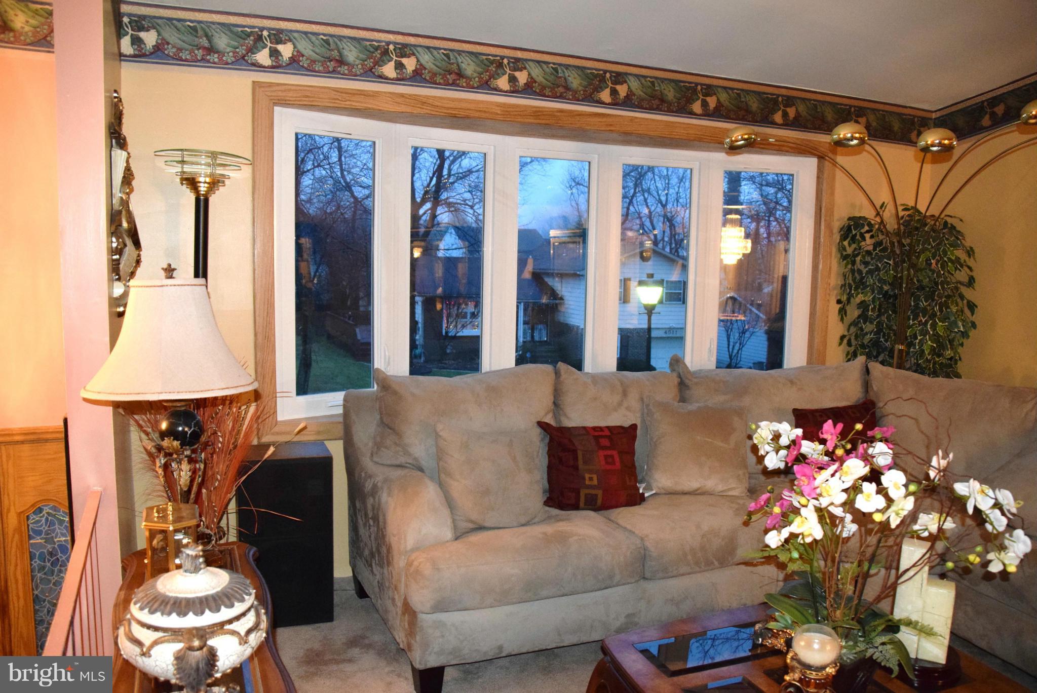 4012 Winlee Road Randallstown, MD 21133 - Photo 2 of 22 a living room with furniture and flowers